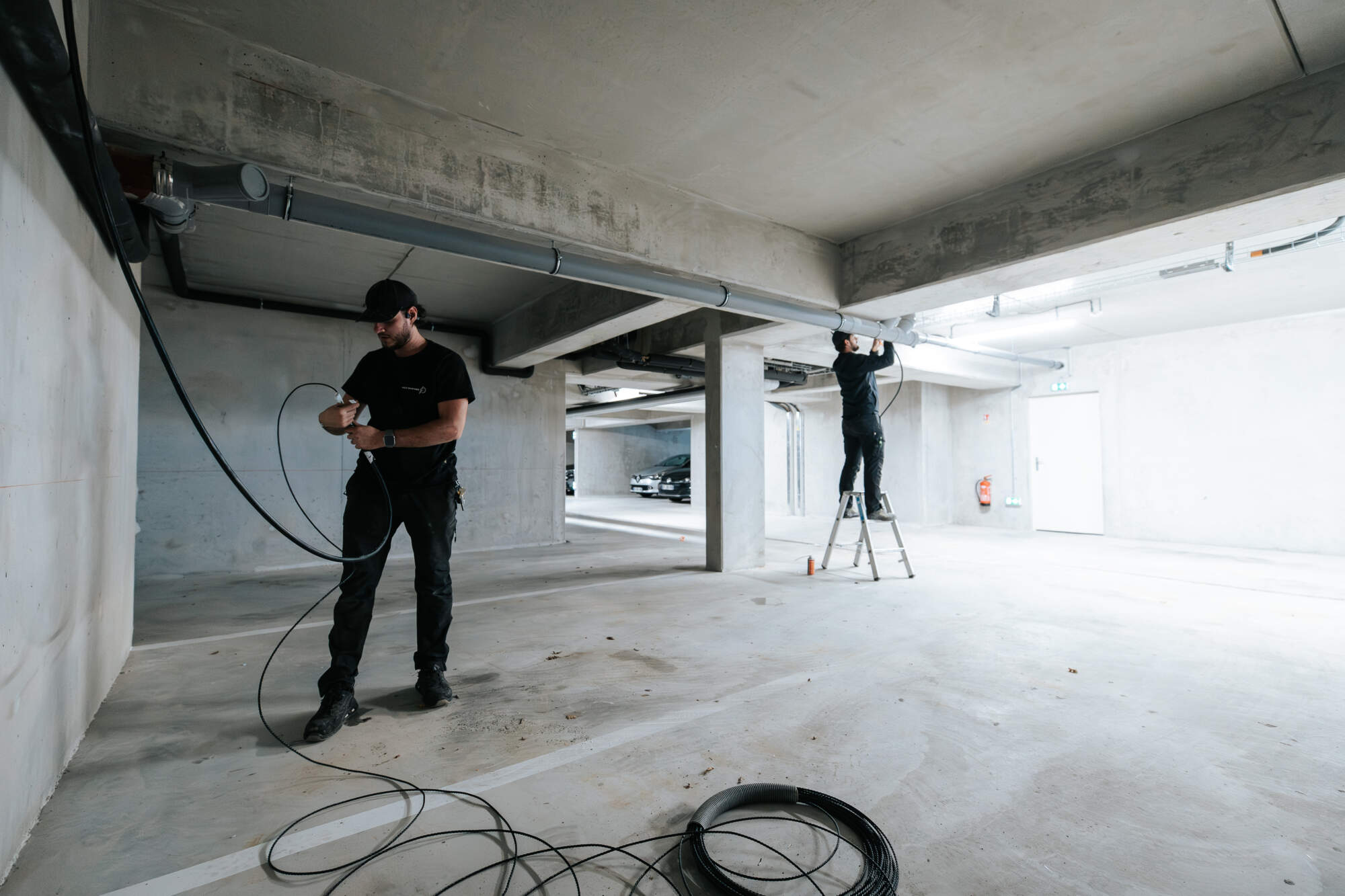 PHOTO DES ÉLECTRICIENS DE L'ENTREPRISE MIZZI ÉNERGIE EN INTERVENTION