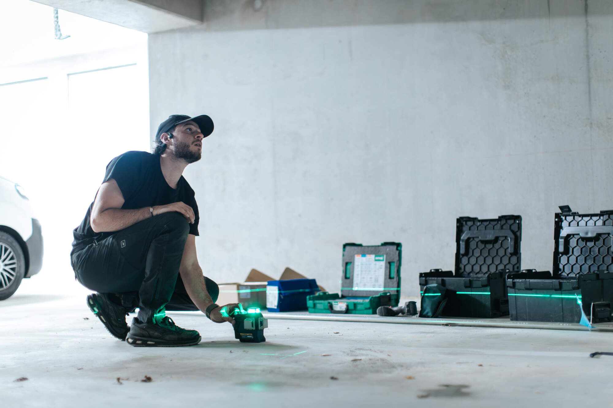 PHOTO D'UN ÉLECTRICIEN EN INTERVENTION DANS U GARAGE DE COPROPRIÉTÉ
