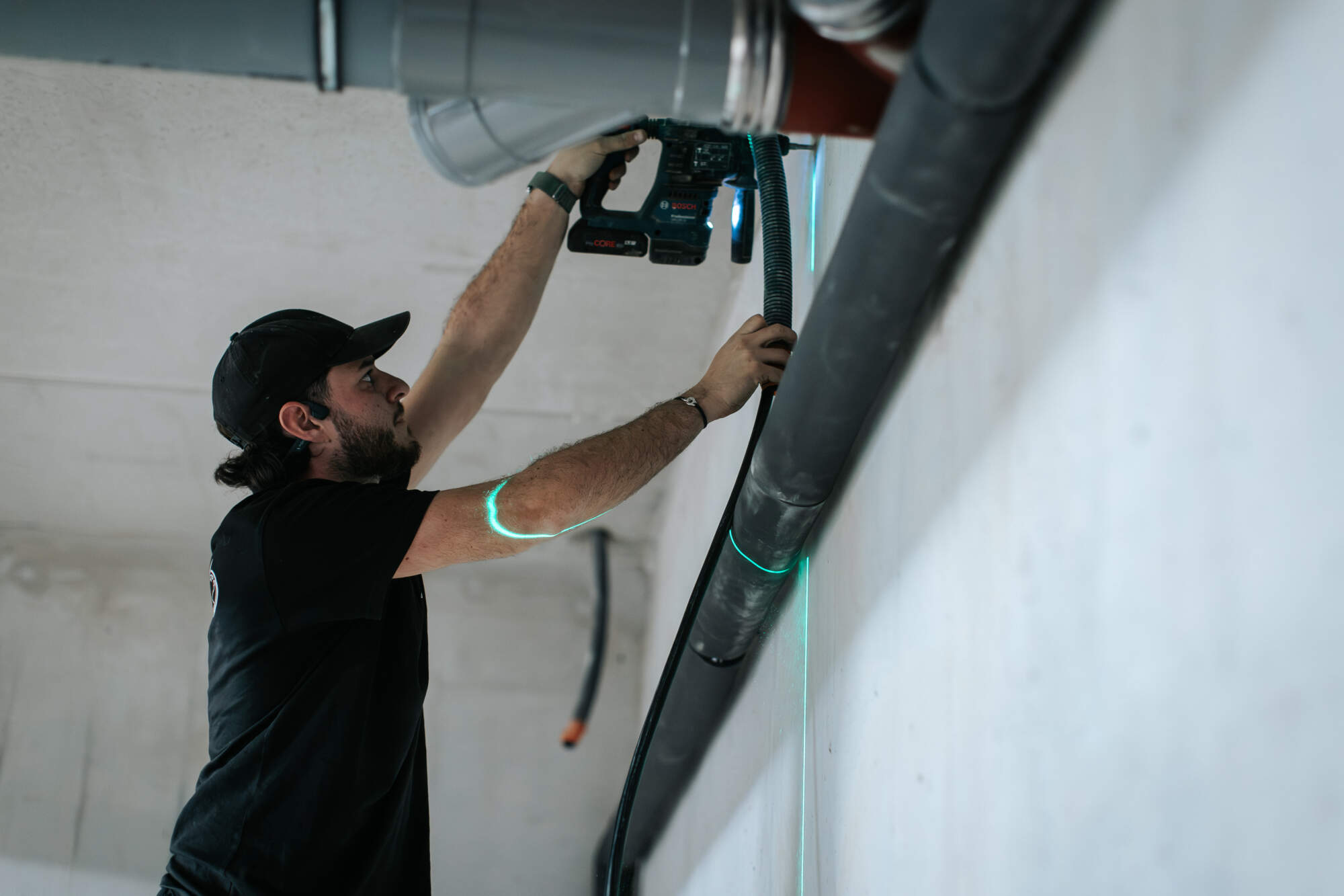 PHOTO D'UN ÉLECTRICIEN ENTRAIN D'INSTALLER UN SYSTÈME D'ÉLECTRICITÉ GÉNÉRALE