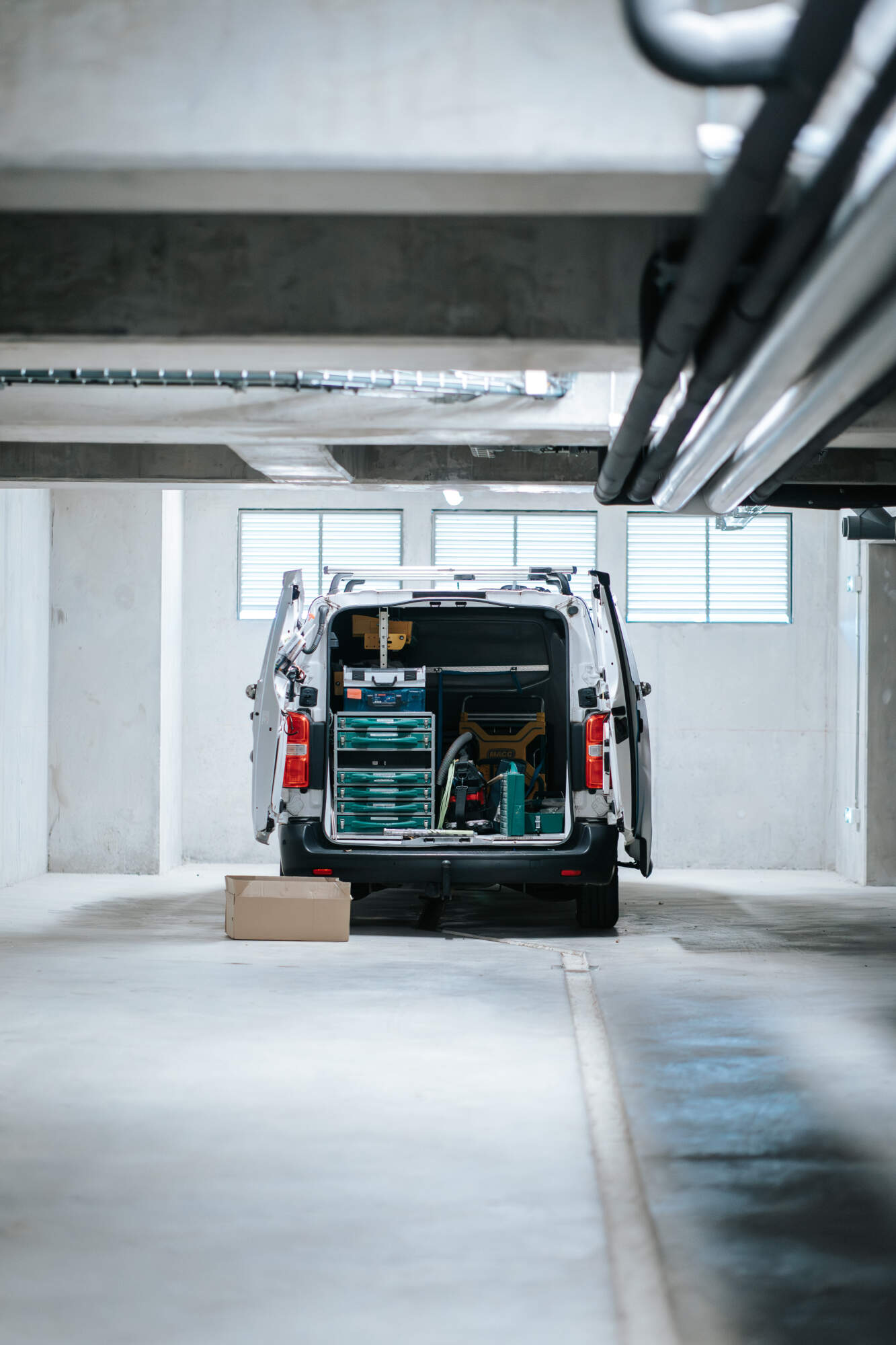 PHOTO D'UN VÉHICULE ET DU MATÉRIEL DE L'ENTREPRISE MIZZI ÉNERGIE